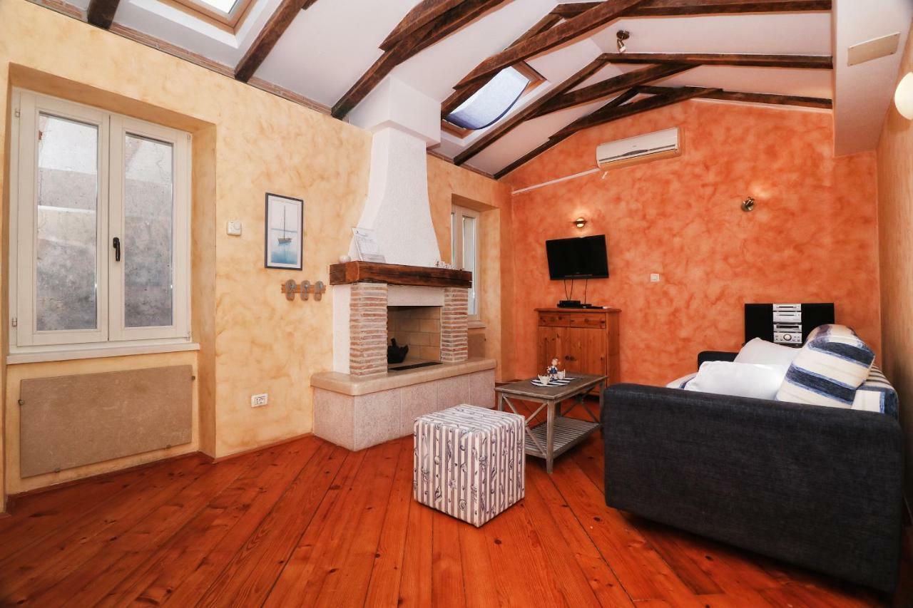 Superb Townhouse Villa Montalbano Apartment